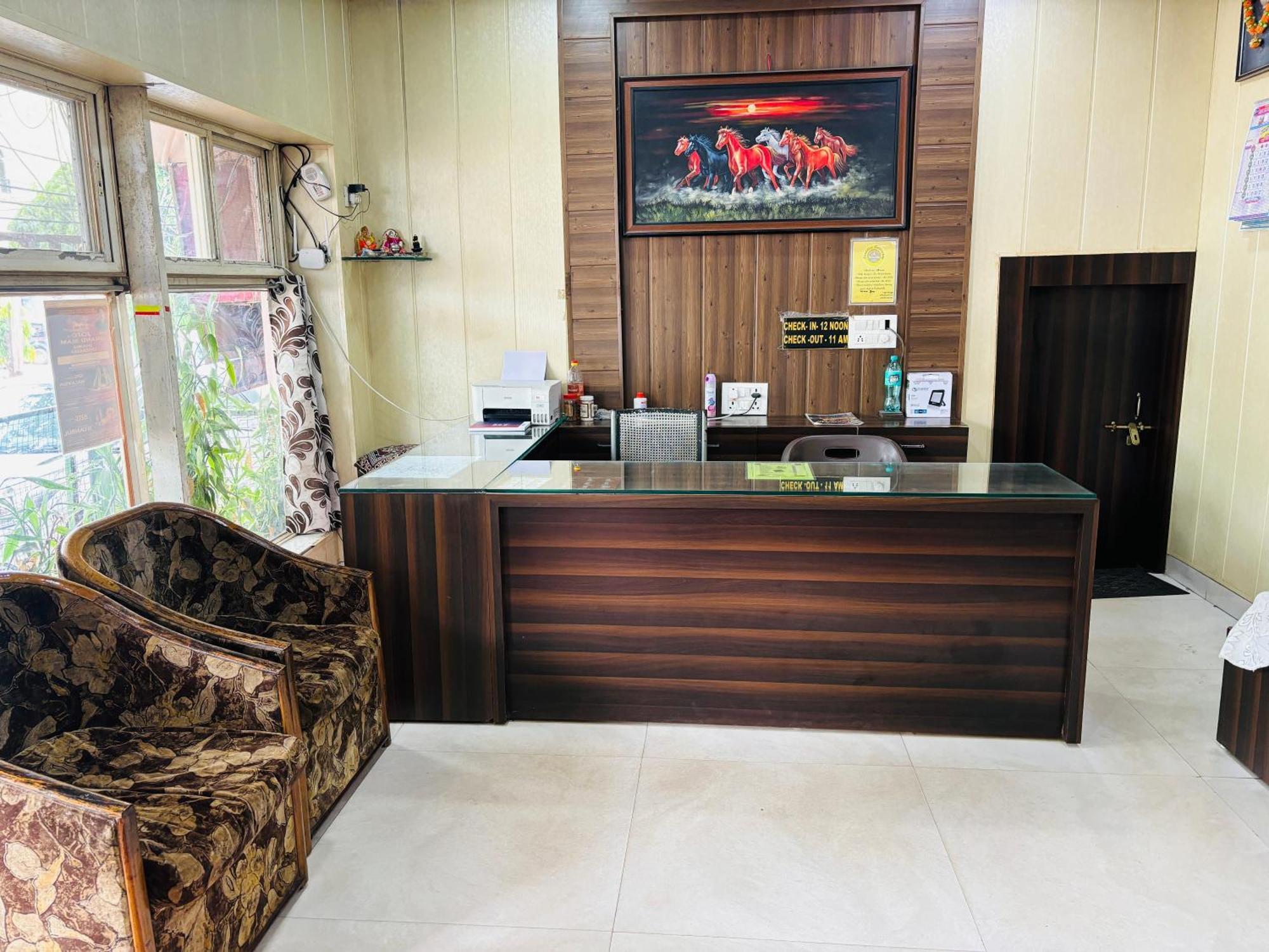 Hotel Paradise Stays Pachmarhi Exterior photo